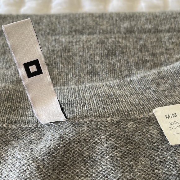 IISLI 100% gray cashmere sleeveless sweater/ vest. Size m - Picture 6 of 7